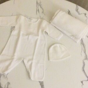 KIssy kissy 0-3 month white baby set